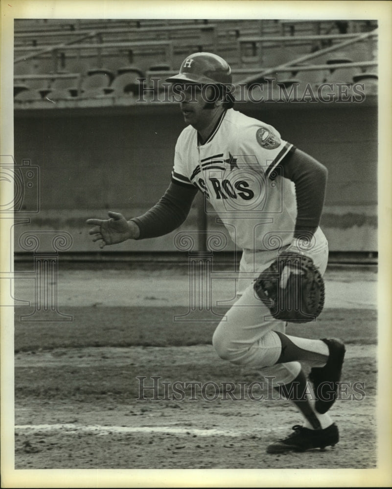 1974 Press Photo Houston Astros&#39; catcher Skip Jutze chases after baseball.- Historic Images