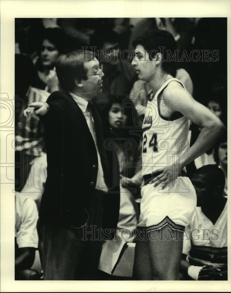 1985 Press Photo Houston Baptist Tommy Jones talks to Boone Almanzo- Historic Images