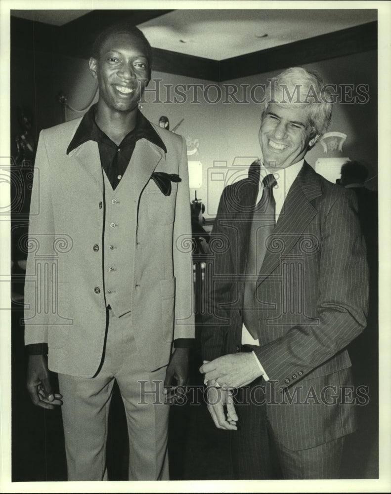 1979 Press Photo Basketball player Lee Johnson and Rockets assistant Del Harris.- Historic Images