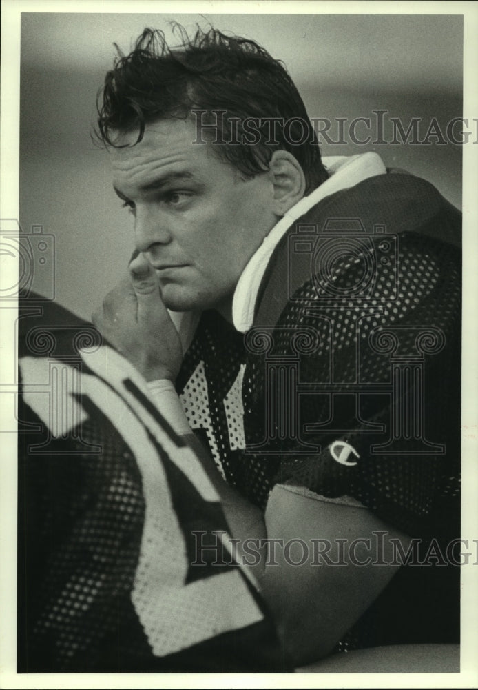 1986 Press Photo Football player Doug Johnson watches from the bench.- Historic Images