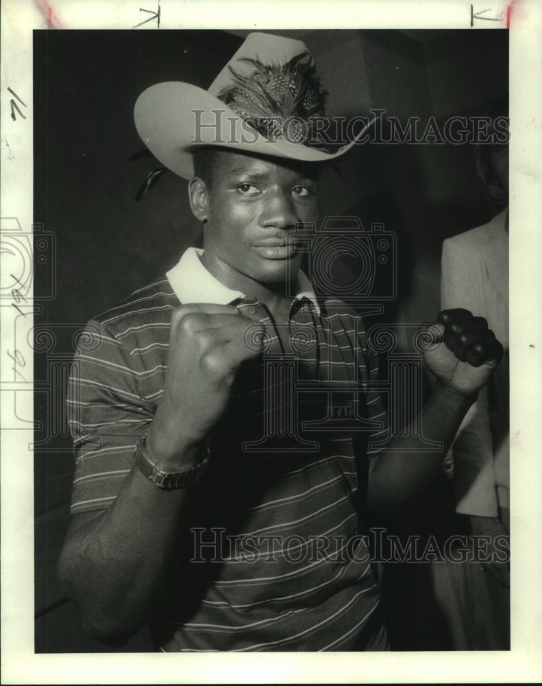 1981 Press Photo Junior Middleweight champ Ayub Kalule poses with cowboy hat.- Historic Images