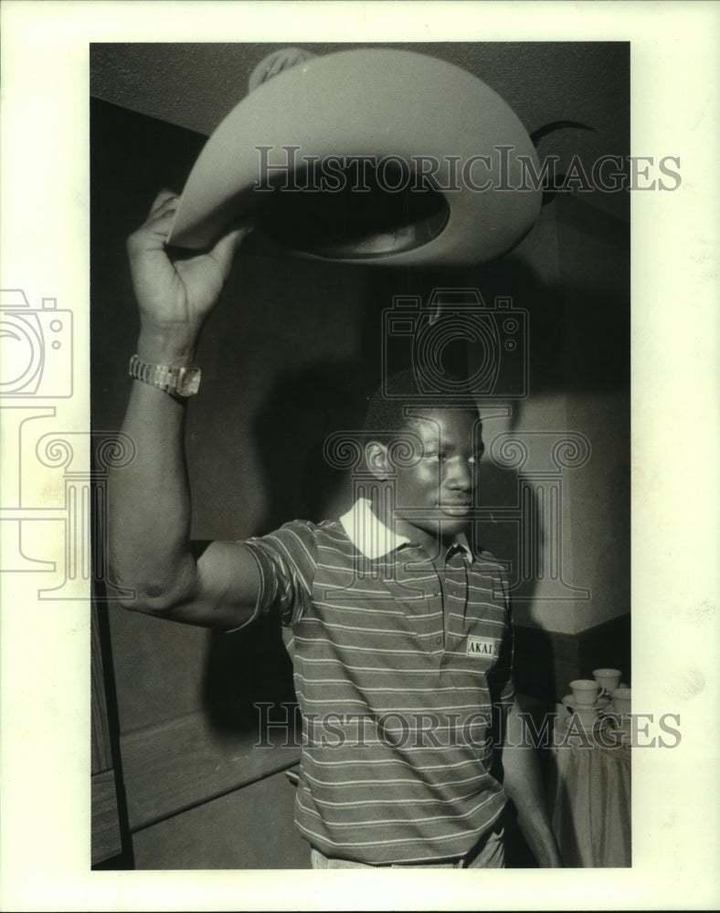 1981 Press Photo Junior Middleweight champ Ayub Kalule poses with cowboy hat.- Historic Images