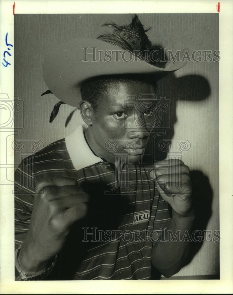 1981 Press Photo Junior Middleweight champ Ayub Kalule poses with cowboy hat.- Historic Images