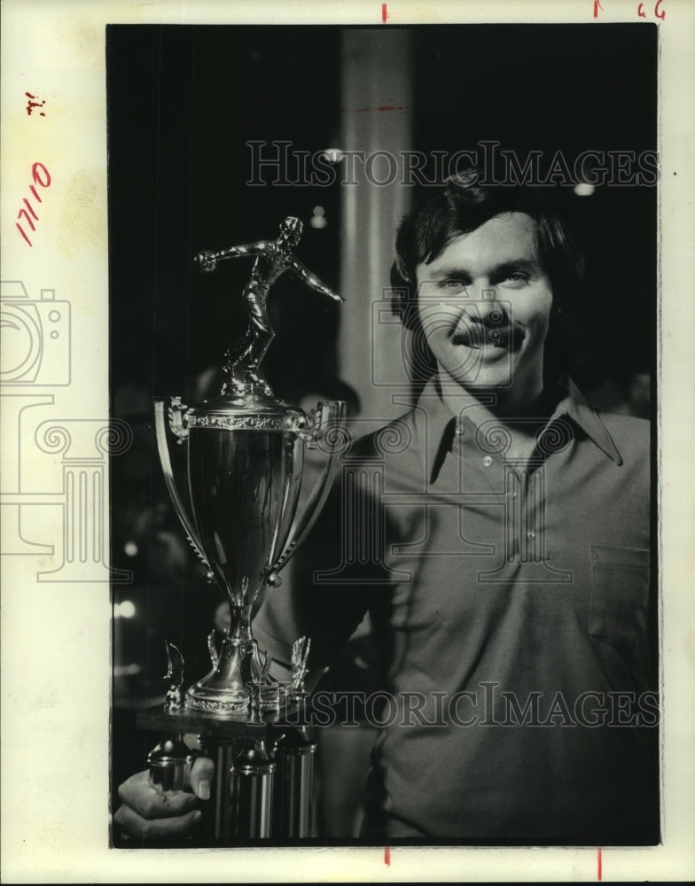 1977 Press Photo Bowler Tommy Hudson, Houson Sertoma Open champion holds trophy- Historic Images