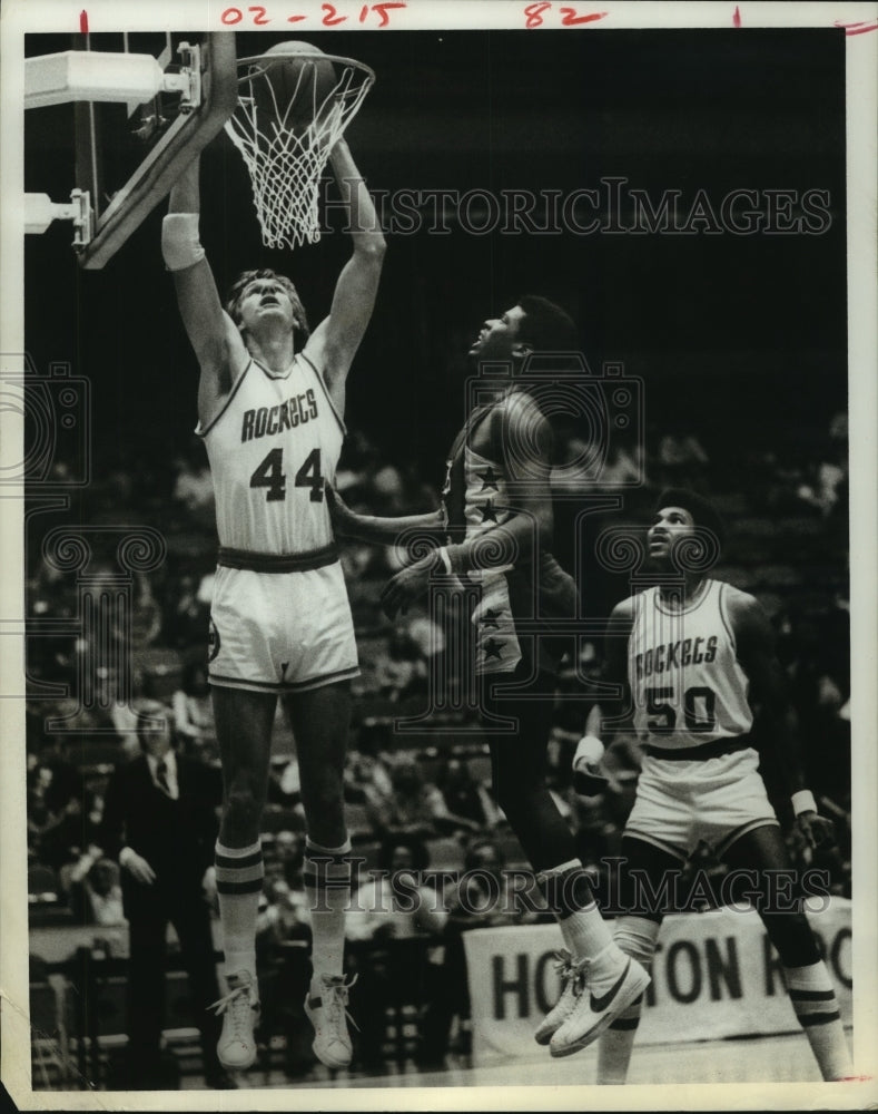 1978 Press Photo Houston Rockets&#39; Kevin Kunnert lays it in for two points.- Historic Images