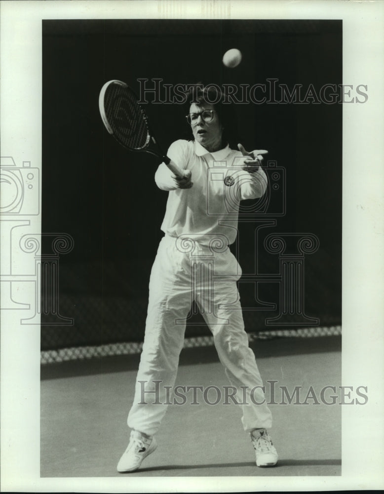 1982 Press Photo Pro tennis star Billie Jean King hits a forehand return.- Historic Images