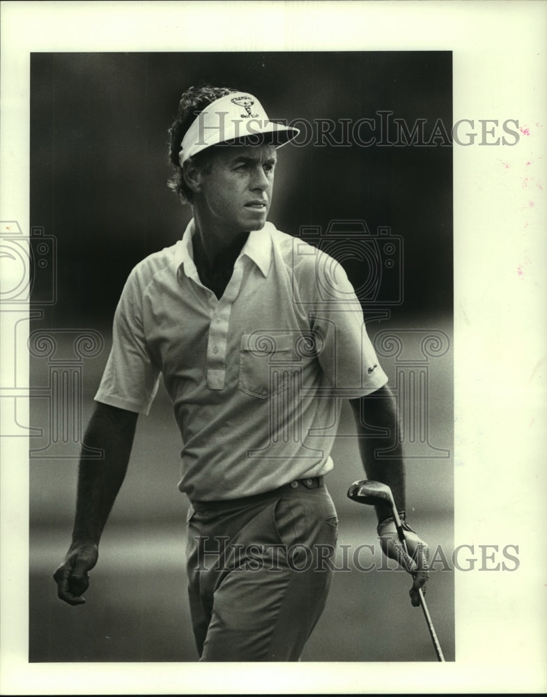1986 Press Photo Golfer Howard Knowles watches his shot. - hcs07528- Historic Images