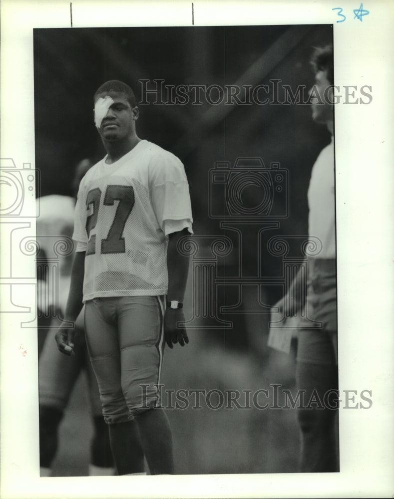 1989 Press Photo Houston Oilers&#39; Quintin Jones wears an eye patch at practice.- Historic Images