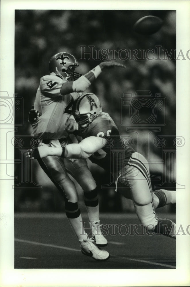 1990 Press Photo Houston Oilers&#39; Sean Jones nails Saints&#39; Walsh as he passes.- Historic Images