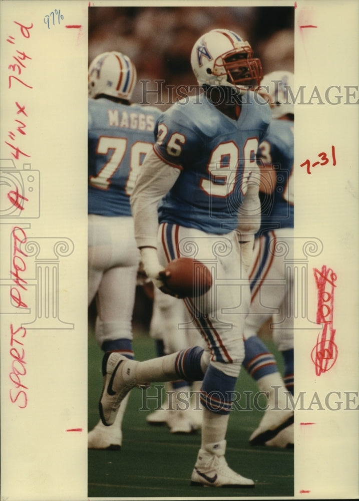 1990 Press Photo Houston Oilers&#39; Sean Jones walks off field with the ball.- Historic Images