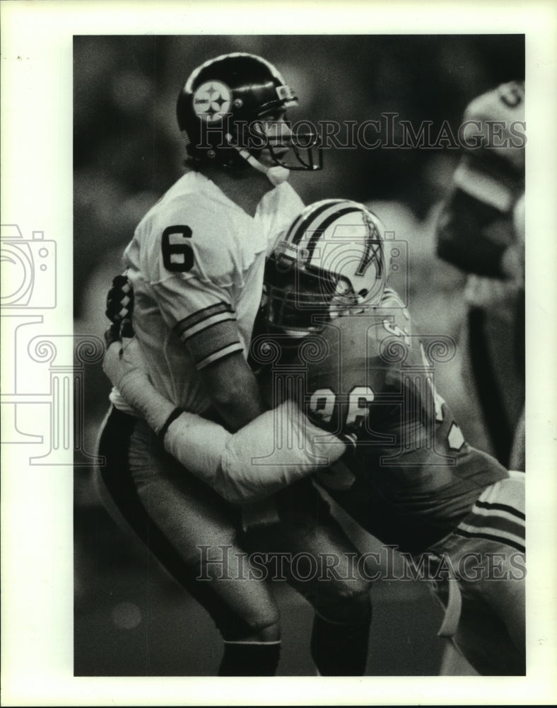 1990 Press Photo Houston Oilers&#39; Sean Jones wraps up Steelers&#39; Bubby Brister.- Historic Images