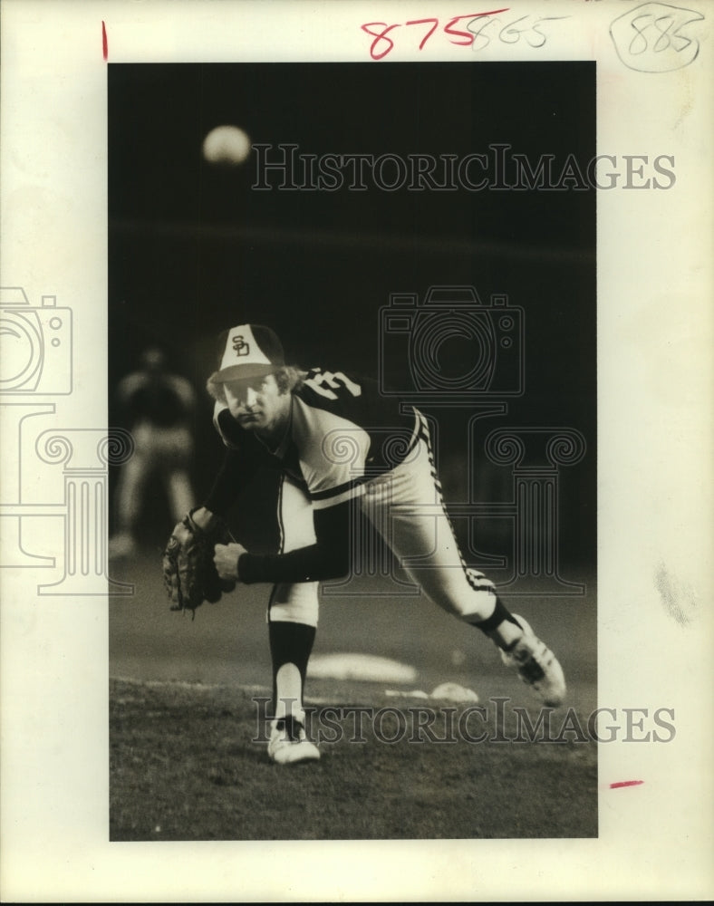 1976 Press Photo San Diego Padres pitcher Randy Jones lets a pitch fly.- Historic Images