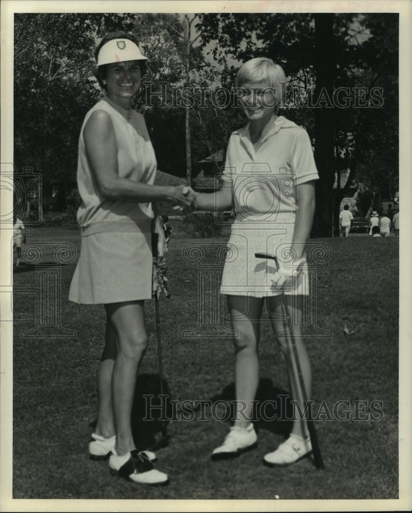 1974 Press Photo Golfer Martha Jones shakes hands with unidentified golfer.- Historic Images