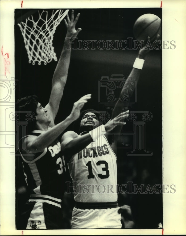 1979 Press Photo Houston Rockets&#39; Dwight Jones attempts to shoot over opponent.- Historic Images