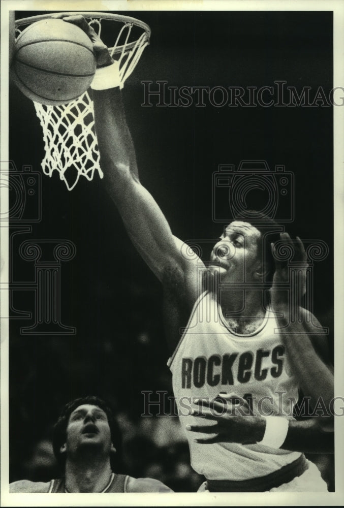 1980 Press Photo Houston Rockets&#39; Major Jones grabs a rebound against the 76&#39;ers- Historic Images