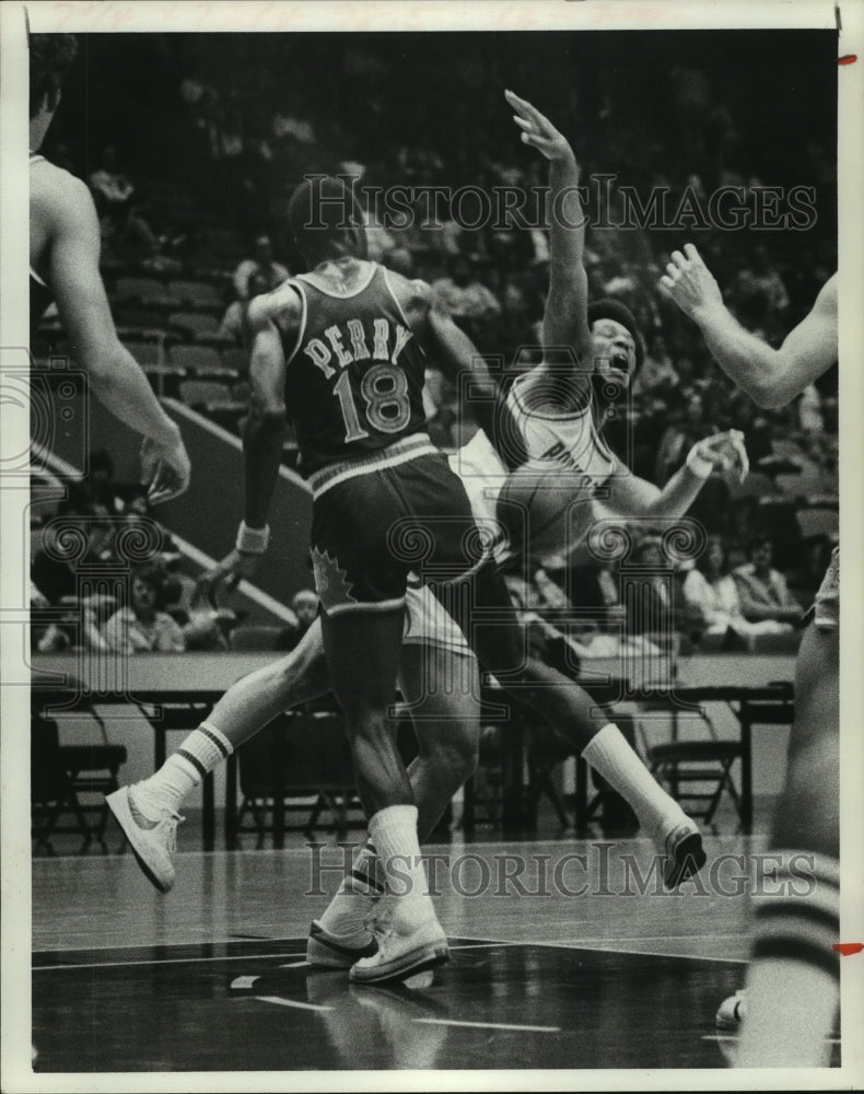 1976 Press Photo Houston Rockets&#39; John Johnson collides with Perry on the court.- Historic Images