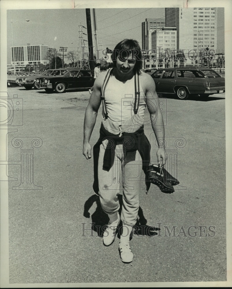 1974 Press Photo Aspiring Houston Oilers Rick Jaszczak reports for training.- Historic Images