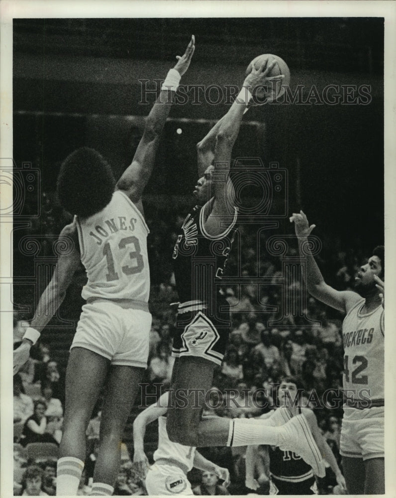 1977 Press Photo Houston Rockets&#39; Dwight Jones leaps to block San Antonio shot.- Historic Images