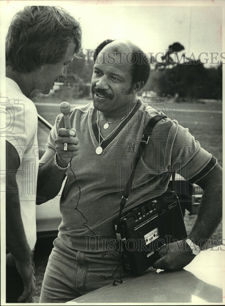 1981 Press Photo Astros hitting coach Deacon Jones interviews catcher Alan Ashby- Historic Images