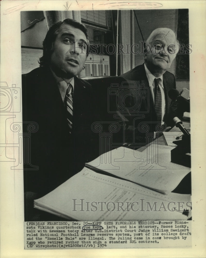 1974 Press Photo Former quarterback Joe Kapp and attorney Moses Lasky.- Historic Images