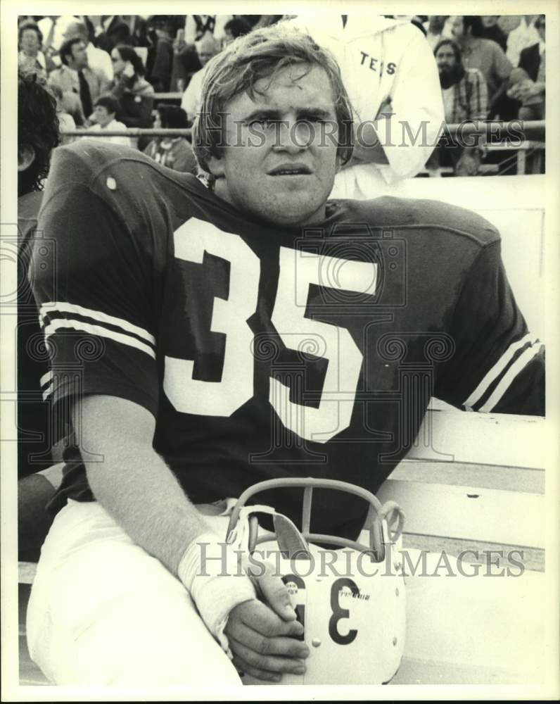 1975 Press Photo Wade Johnston, Texas linebacker, watches football game- Historic Images