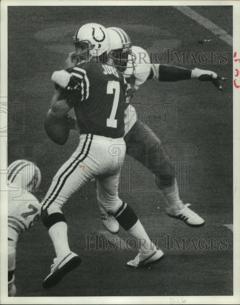 1977 Press Photo Baltimore Colts quarterback Bert Jones hit by Oilers Washington- Historic Images