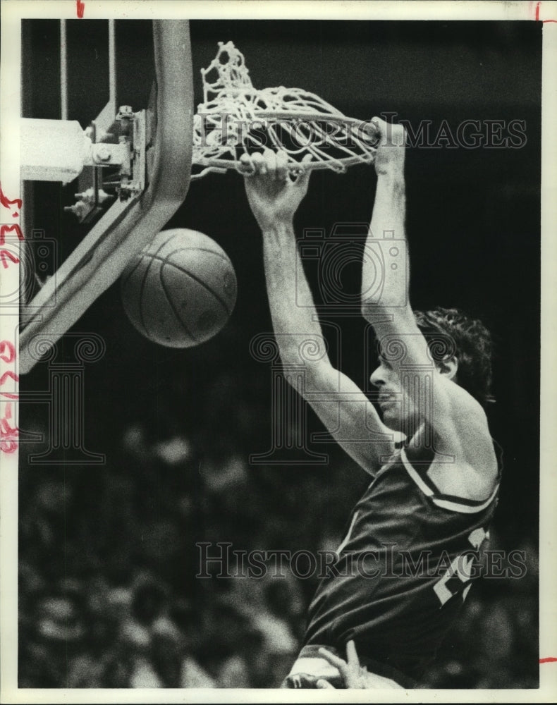 1977 Press Photo Basketball player Bobby Jones dunks the basketball. - hcs07634- Historic Images