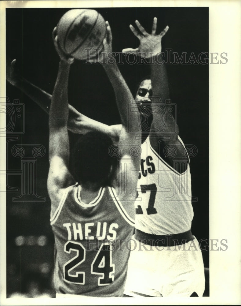 1982 Press Photo Houston Rockets&#39; Caldwell Jones tries to block Bulls&#39; Theus.- Historic Images