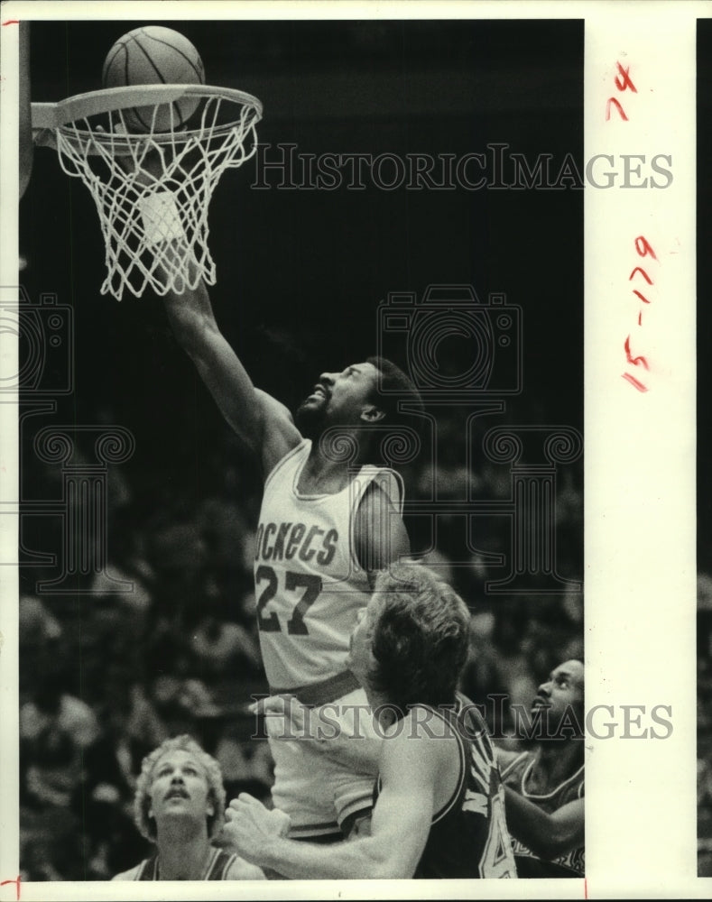 1982 Press Photo Houston Rockets&#39; Caldwell jones soars over Dallas Mavericks.- Historic Images