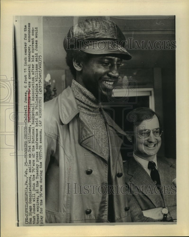 1975 Press Photo 76&#39;ers&#39; GM Pat Williams announces Caldwell Jones signing to NBA- Historic Images