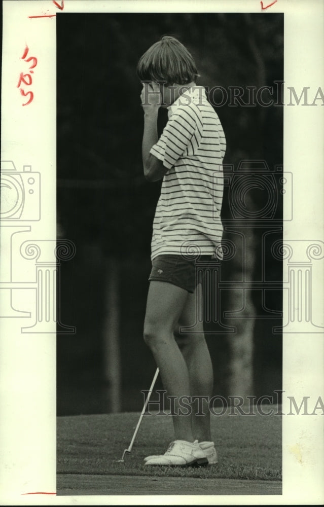 1984 Press Photo Golfer Craig Jones cringes after missing putt on 18th green.- Historic Images