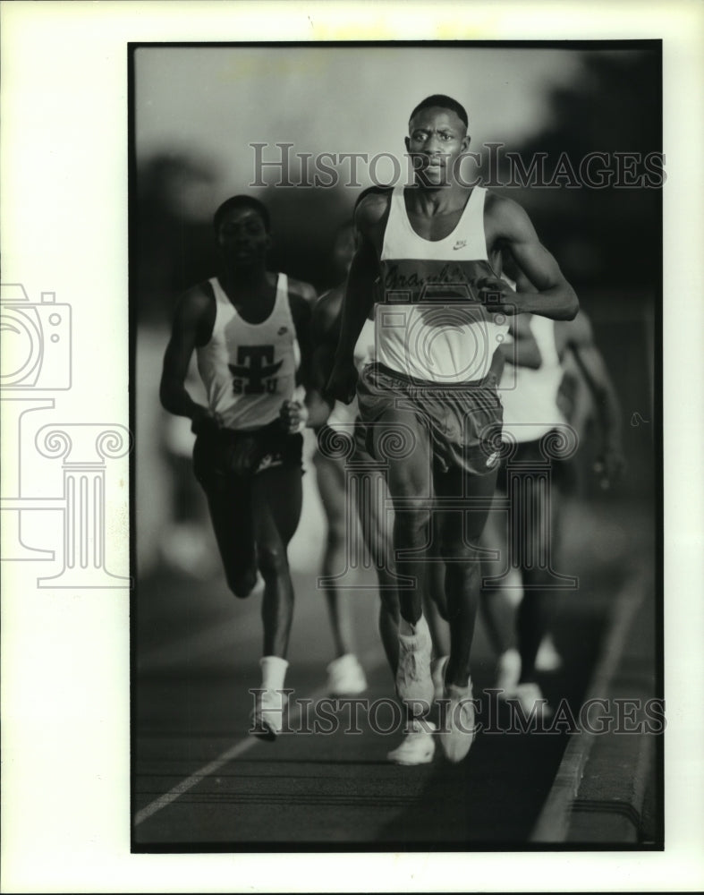 1989 Press Photo Grambling State University&#39;s Dale Jones wins 1500-meter race.- Historic Images