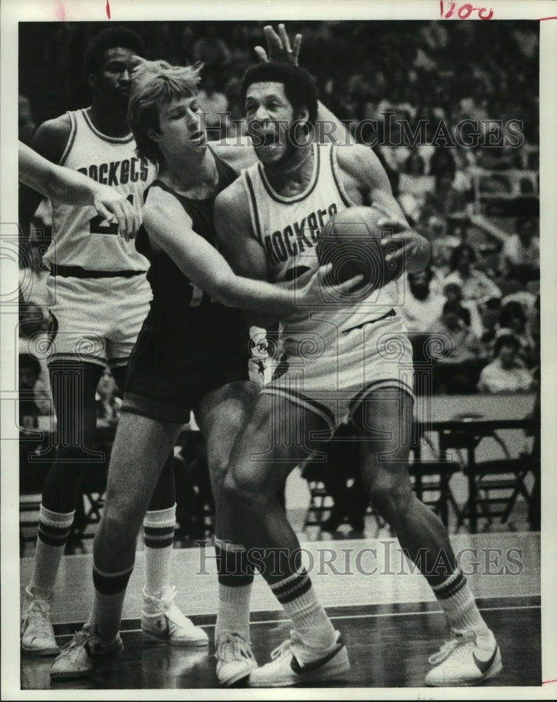 1977 Press Photo Houston Rockets&#39; John Johnson protects the basketball.- Historic Images