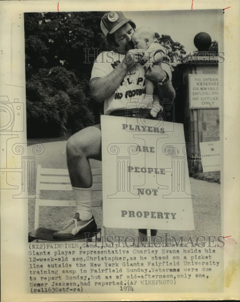 1974 Press Photo New York Giants&#39; Charley Evans on picket line with his son.- Historic Images