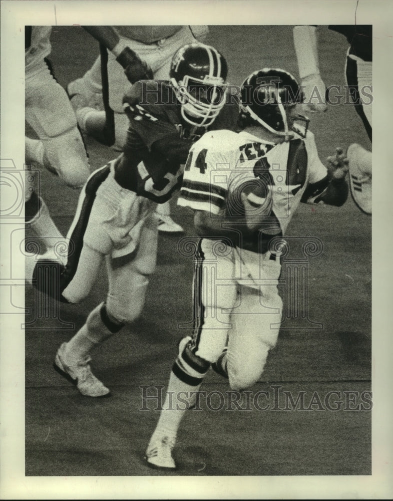 1981 Press Photo Texas Tech Richy Ethridge is grabbed by Houston&#39;s Donnie Love.- Historic Images