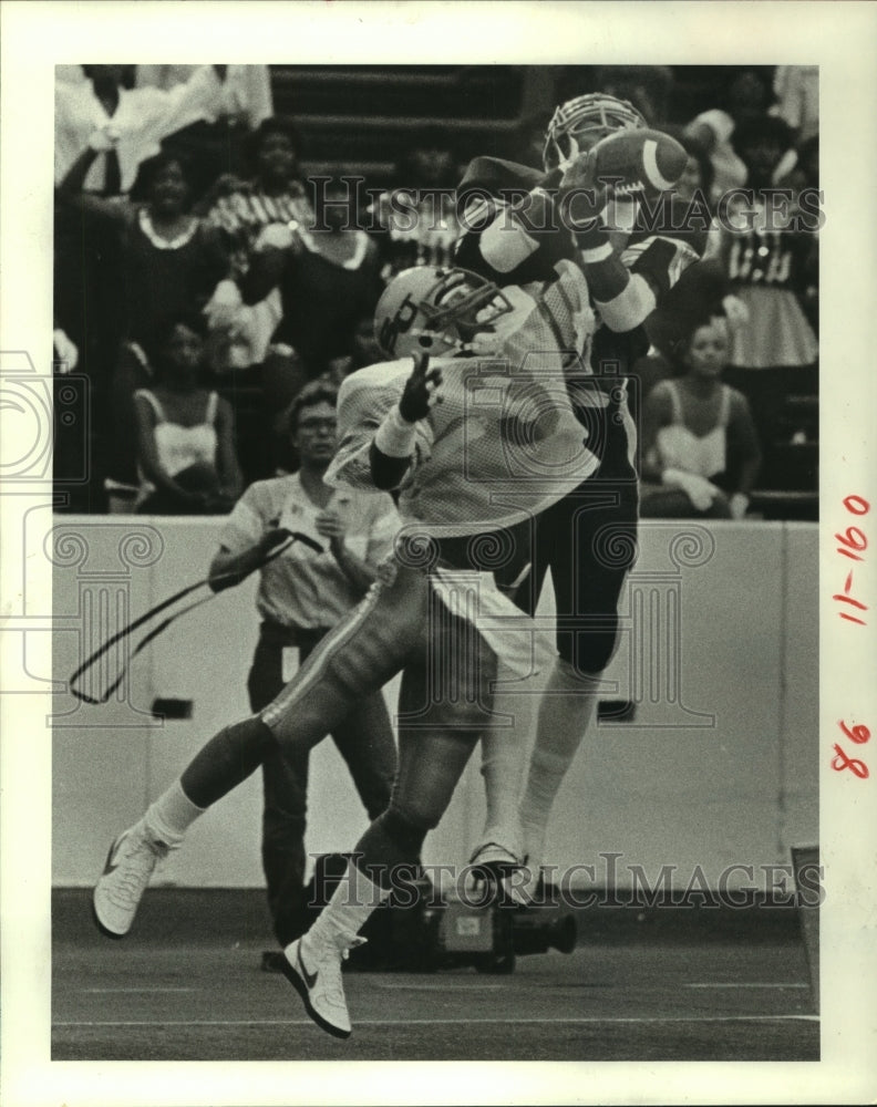 1984 Press Photo Southern University&#39;s Troy Ancar intercepts a pass in end zone.- Historic Images