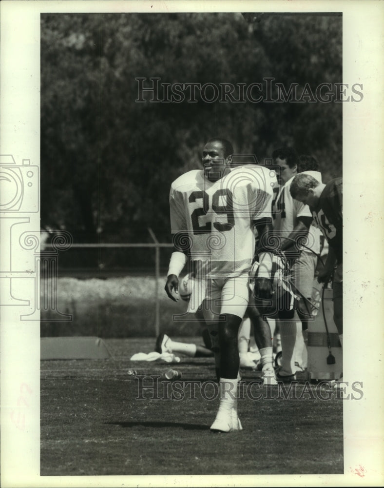 1986 Press Photo Houston Oilers&#39; corner back Patrick Allen takes a break.- Historic Images