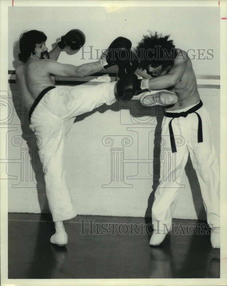 1975 Press Photo Karate black belts Larry Ritchie and Chuck Beard spar.- Historic Images