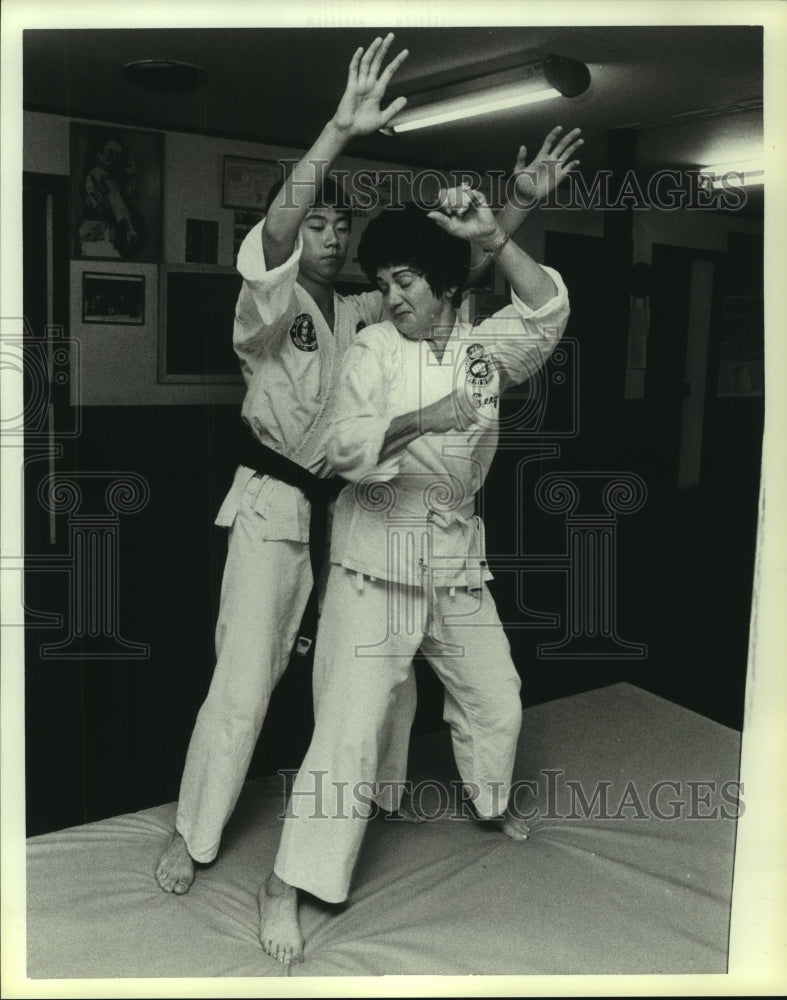 1981 Press Photo Students of all ages learn the techniques of Karate.- Historic Images