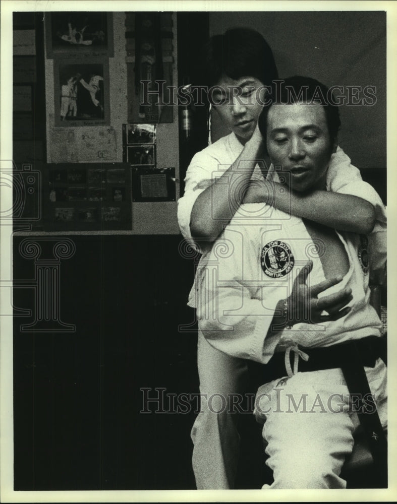 1981 Press Photo Karate instructor and student demonstrate technique.- Historic Images