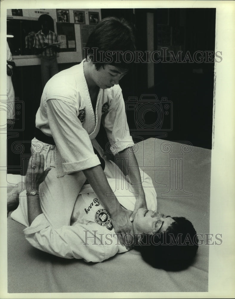 1981 Press Photo Karate instructor and student demonstrate technique.- Historic Images