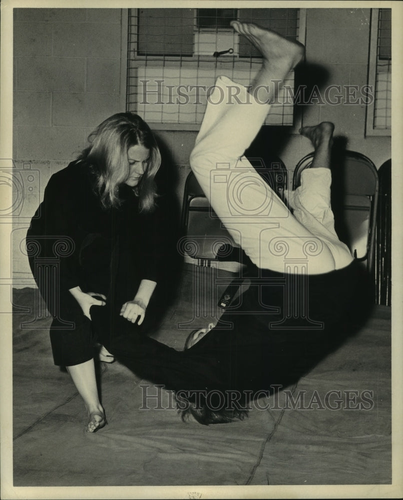 1973 Press Photo Karate teachers Sharon Sampley and Butch Ellis demonstrate flip- Historic Images