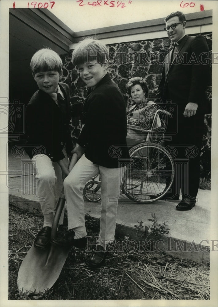 1970 Press Photo John, Kelly Masterson break ground, Keane Memorial Field House- Historic Images