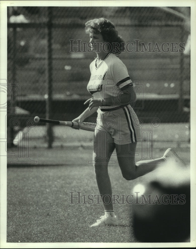 1985 Press Photo Texas A&amp;M University bat girl Teresa Kechey retrieves a bat.- Historic Images