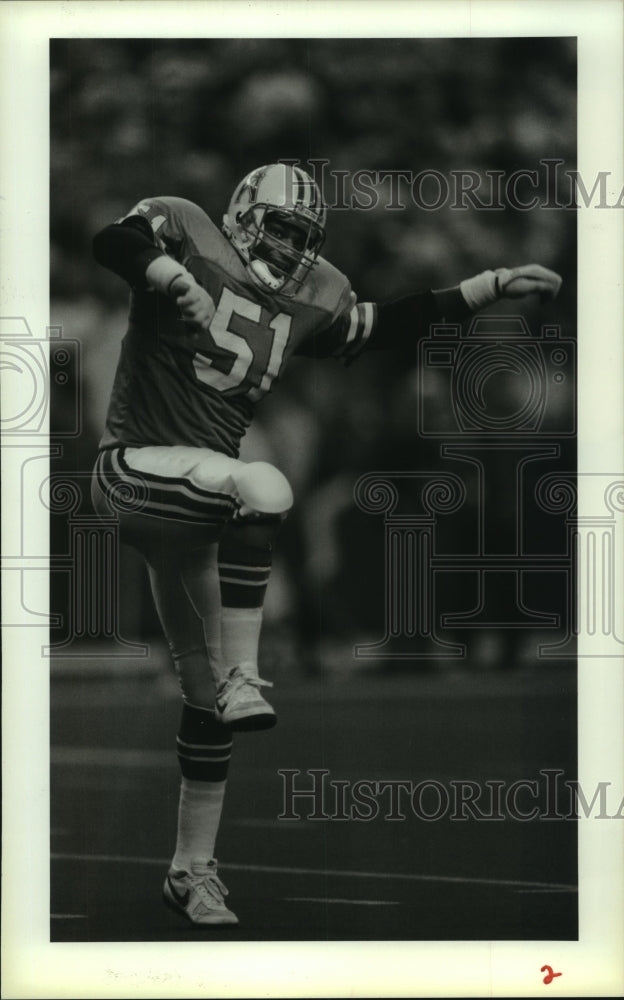 1988 Press Photo Houston Oilers&#39; linebacker Patrick Fairs celebrates big play.- Historic Images