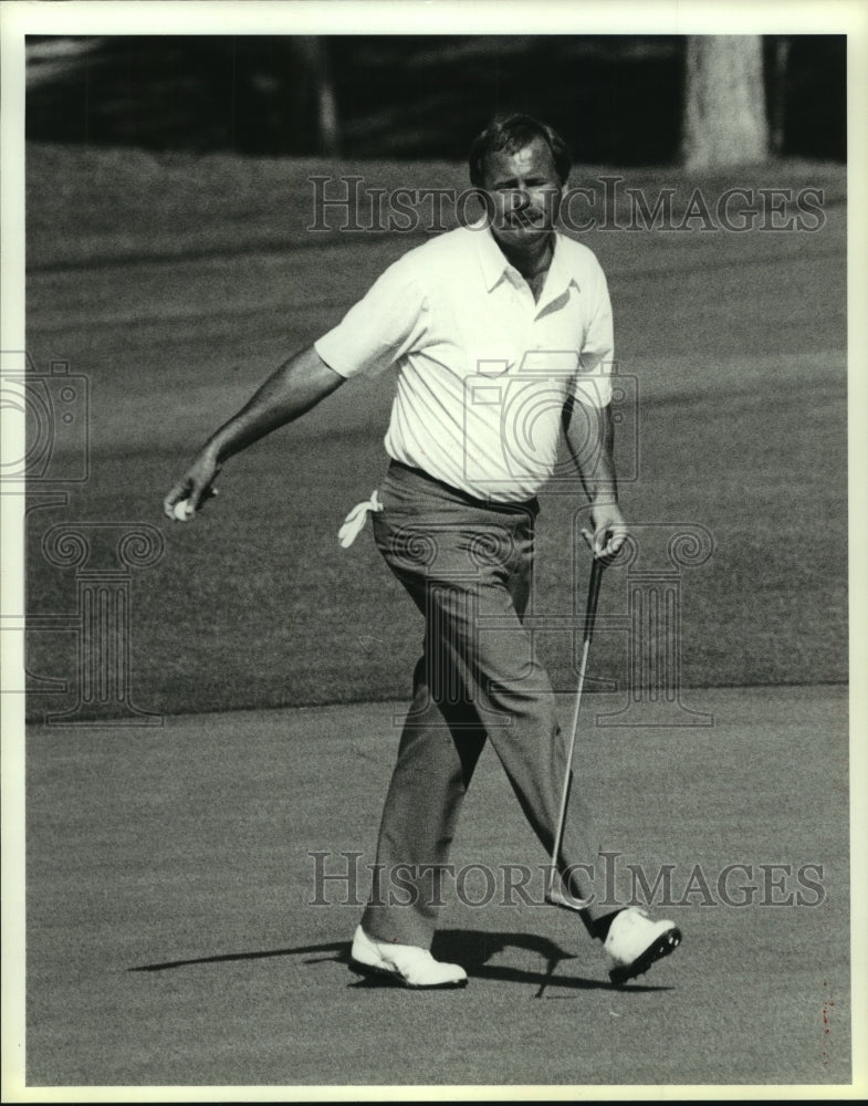 1987 Press Photo Pro golfer Dave Barr after making a birdie on 7th hole.- Historic Images