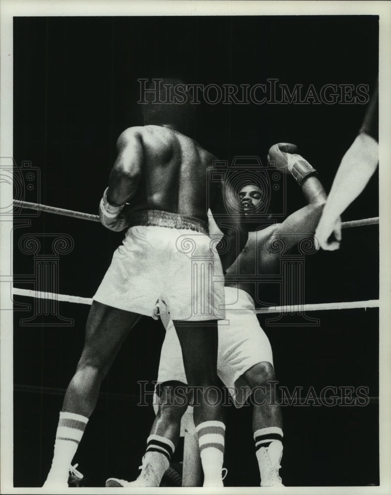 1978 Press Photo Houston boxer Johnny &quot;Mad Mad&quot; Baldwin battles Mario Rosa.- Historic Images