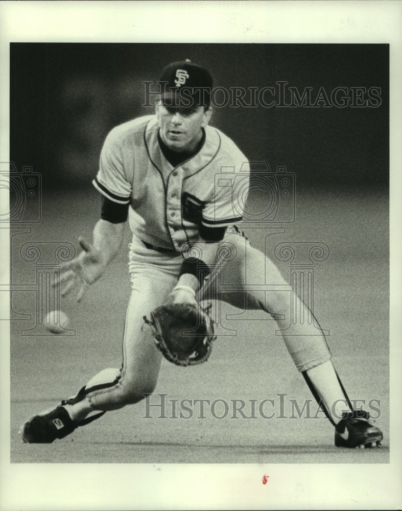 1985 Press Photo San Francisco Giants third baseman Ricky Adams makes a stop.- Historic Images