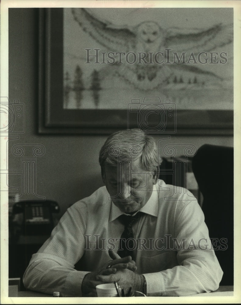 1980 Press Photo Rice University head football coach Ray Alborn at his desk.- Historic Images