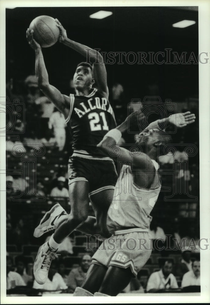 1990 Press Photo Alcorn St. Reginald Ward shoots on Southern&#39;s Robert Youngblood- Historic Images